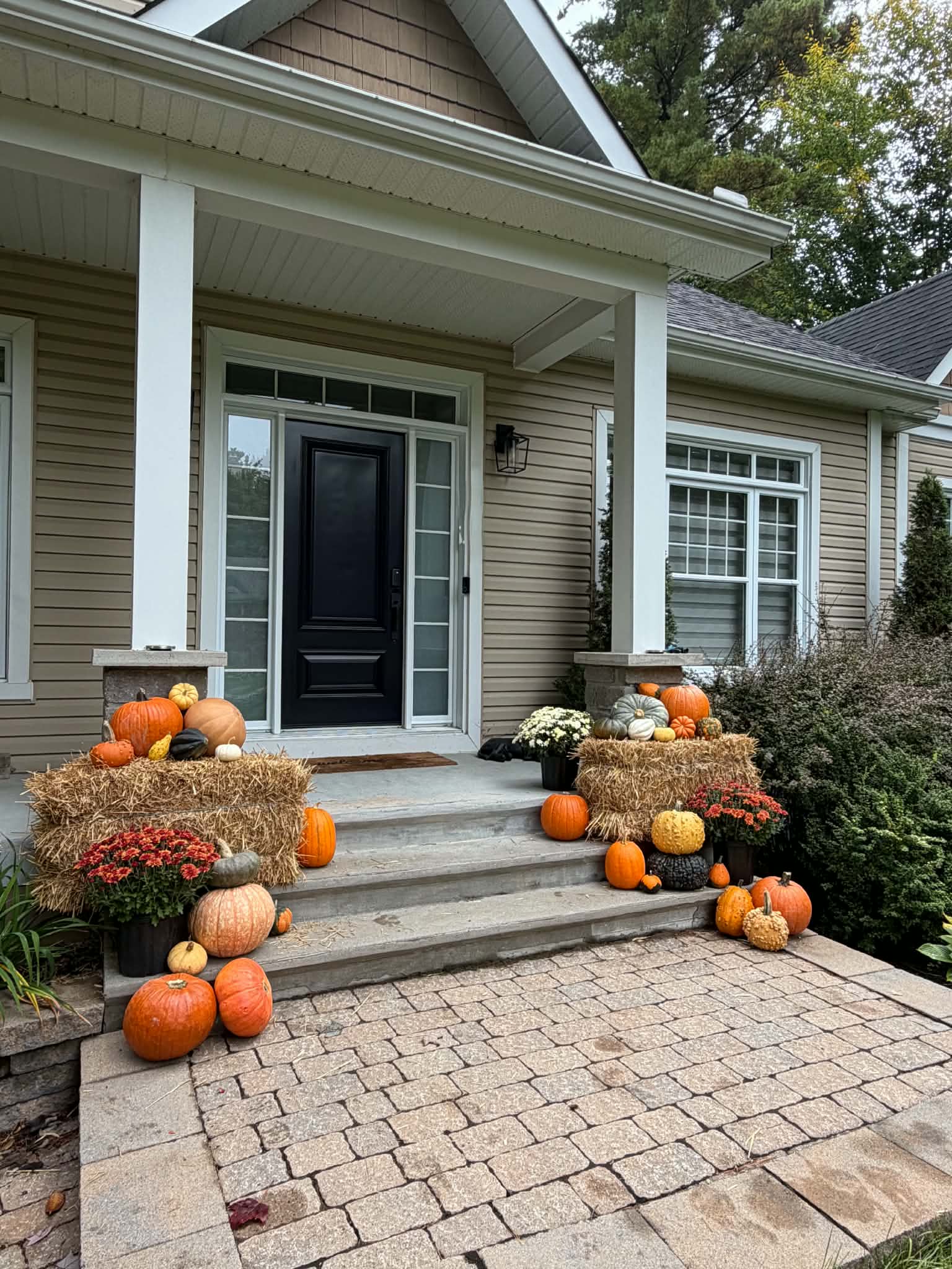 Mise en scène majestueuse de citrouilles et végétaux pour entrée de grand domaine à Senneville